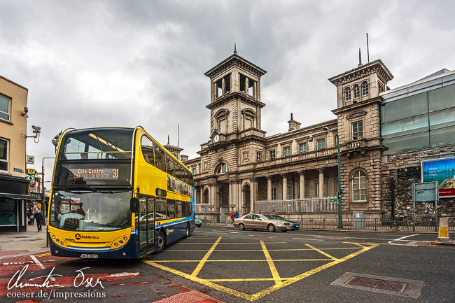 Ein Doppeldeckerbus fährt an der Connolly-Station vorbei in Dublin, Ireland.
