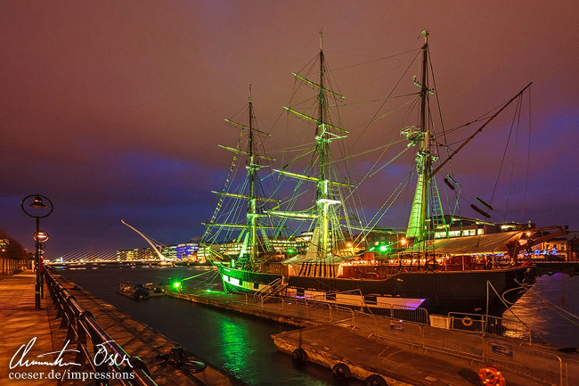 Das beleuchtete Schiff Jeanie Johnston in Dublin, Ireland.