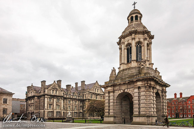 Der Glockenturm (Kampanile) innerhalb des Trinity College Campus in Dublin, Ireland.