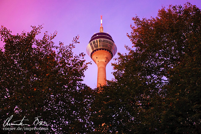 Der Rheinturm während eines spektakulären Sonnenuntergangs in Düsseldorf, Deutschland.