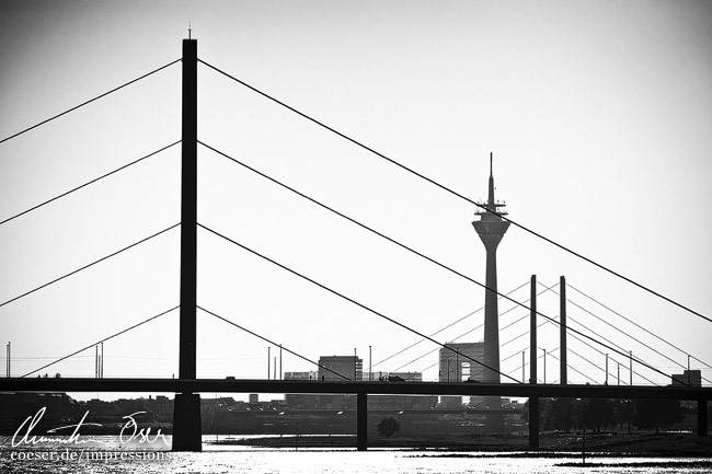 Der Rheinturm und die Oberkasseler Brücke in Düsseldorf, Deutschland.