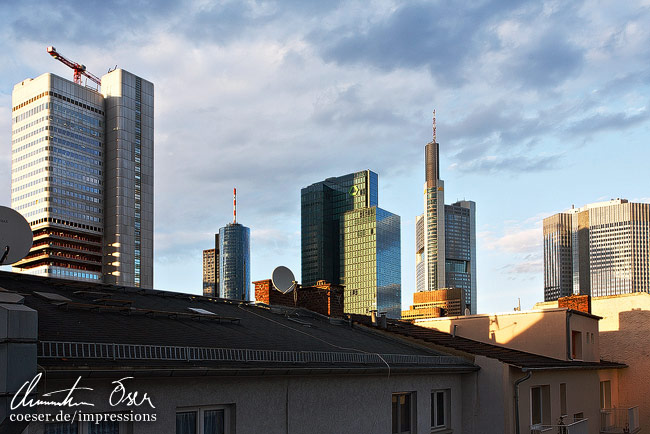 Die Skyline in der Nachmittagssonne in Frankfurt, Deutschland.