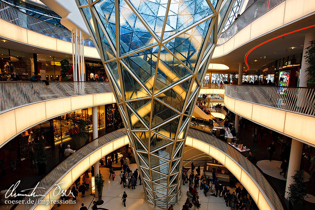 Spektakuläre Innenarchitektur im MyZeil-Einkaufszentrum in Frankfurt, Deutschland.