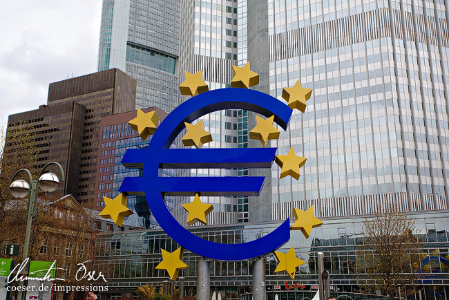 Die Euro-Skulptur vor der Europäischen Zentralbank in Frankfurt, Deutschland.