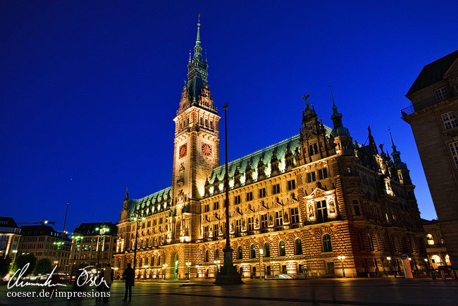 Das beleuchtete Rathaus während der Blauen Stunde in Hamburg, Deutschland.