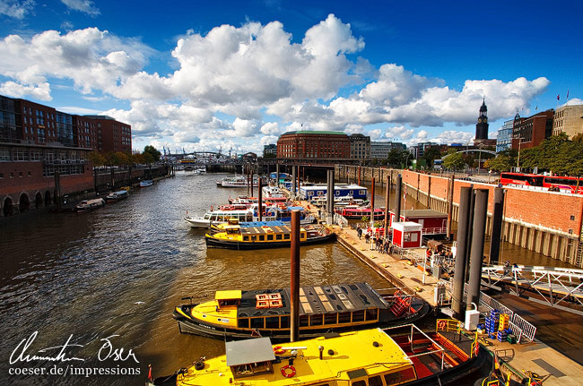 Schiffe ankern in einem kleinen Hafen in der Speicherstadt in Hamburg, Deutschland.