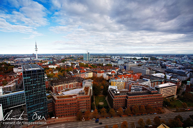 Blick auf die Stadt von der Hauptkirche Sankt Michaelis (Michel) in Hamburg, Deutschland.