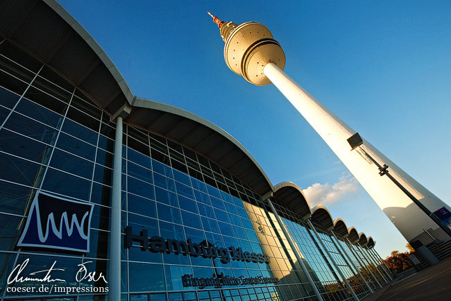 Der Heinrich-Hertz-Turm (Fernsehturm, Telemichel) neben den Messehallen in Hamburg, Deutschland.