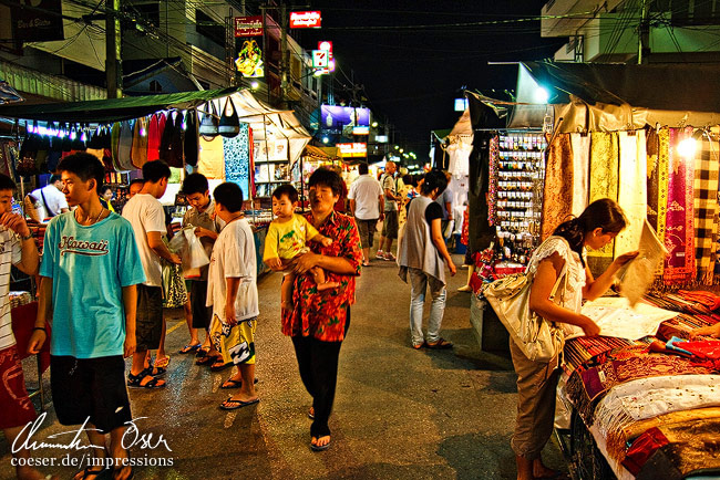 Ein typischer Nachtmarkt mit Dutzenden Verkaufsständen in Hua Hin, Thailand.
