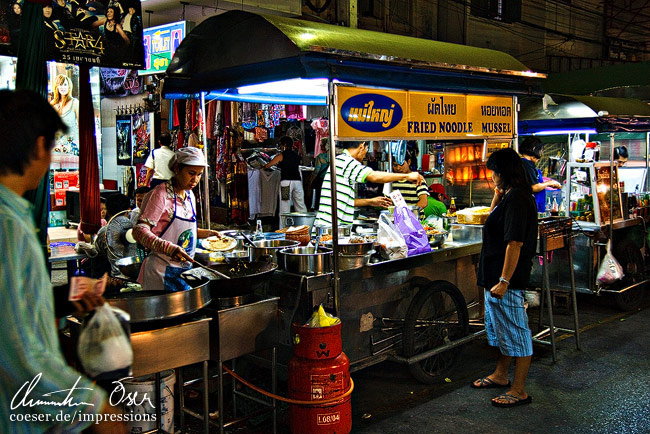 Mobile Garküchen bieten allerlei köstliches Essen an in Hua Hin, Thailand.