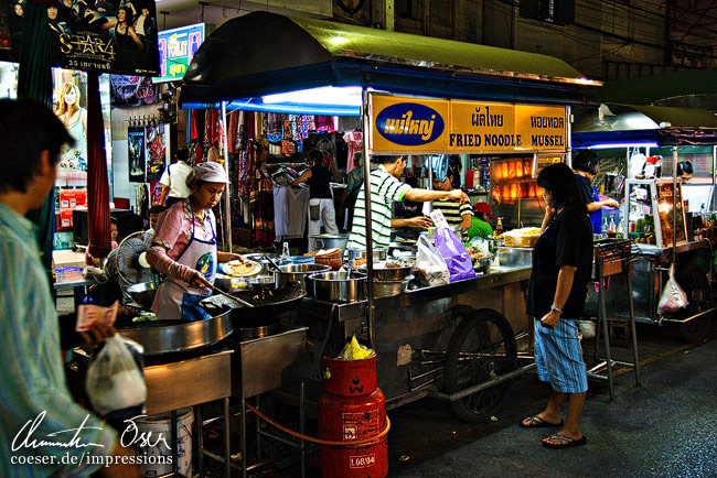 Mobile Garküchen bieten allerlei köstliches Essen an in Hua Hin, Thailand.