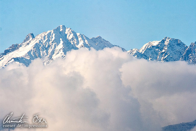 Innsbruck ist umgeben von der Nordkette des Karwendelgebirges und von den Vorbergen der alpinen Zentralkette (Patscherkofel), Österreich.