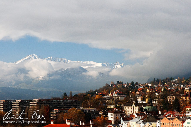 Die Stadt und ihre umliegenden Berge in Innsbruck, Österreich.