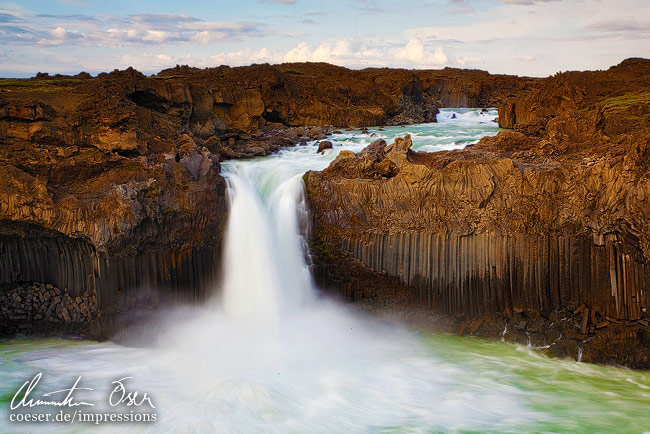 Der Aldeyjarfoss-Wasserfall am späten Abend in Island.