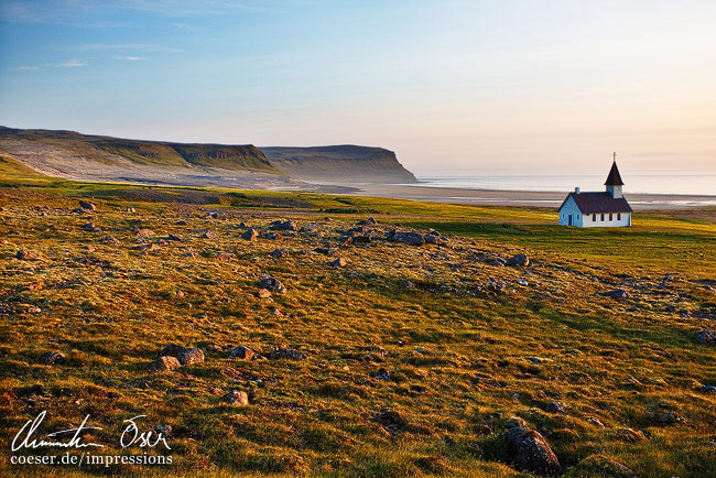 Eine alleinstehende Kirche in einem Feld in Breidavik in den Westfjorden in Island.