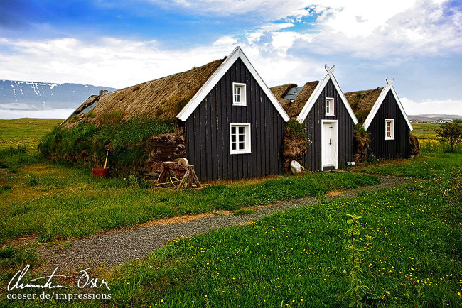 Traditionelle Häuser mit Grasdach können auf der ganzen Insel gefunden werden in Island.