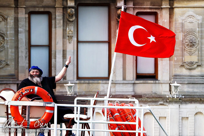 Ein Einheimischer präsentiert stolz die türkische Flagge in Istanbul, Türkei.