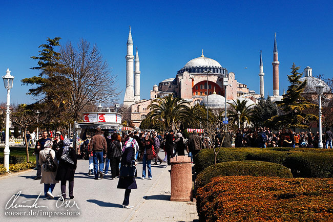 Auf dem Weg zum berühmten Hagia-Sophia-Museum (früher eine Moschee) in Istanbul, Türkei.