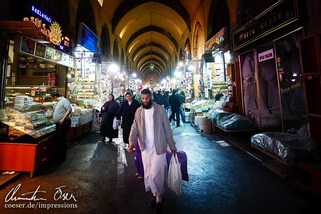 Reges Treiben herrscht im Großen Basar in Istanbul, Türkei.