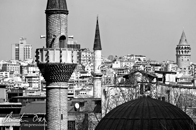Fünfmal täglich wird über Lautsprecher auf Minaretten zum Gebet aufgerufen in Istanbul, Türkei.