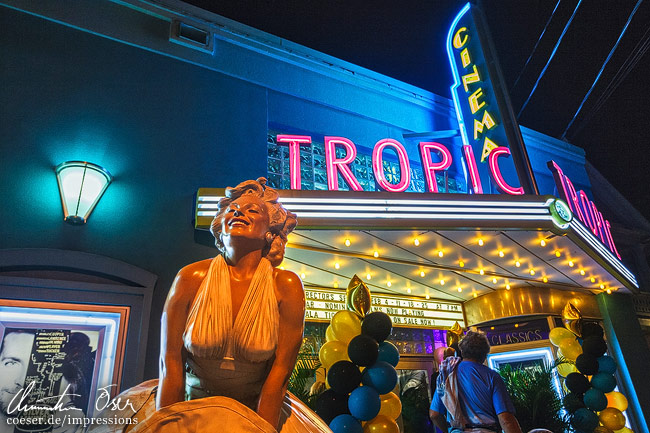 Eine Stature von Marilyn Monroe vor dem Tropic Cinema in Key West, USA.
