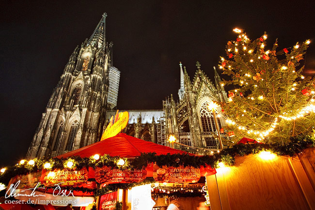 Menschen genießen die festliche Stimmung auf einem der zahlreichen Weihnachtsmärkte in Köln, Deutschland.