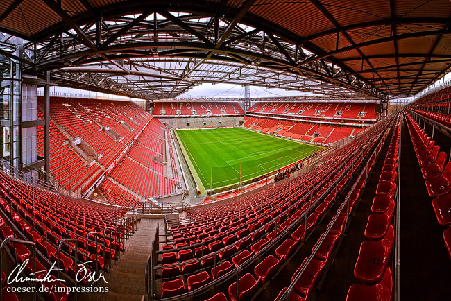 Innenansicht des RheinEnergieStadions des 1. FC Köln in Köln, Deutschland.