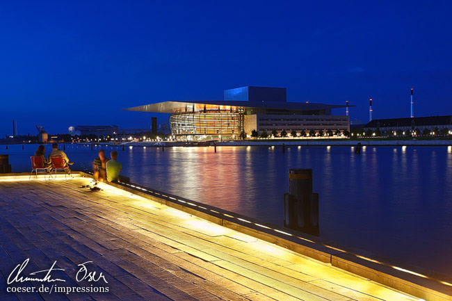 Die Oper vom Ufer des Schauspielhauses gesehen in Kopenhagen, Dänemark.