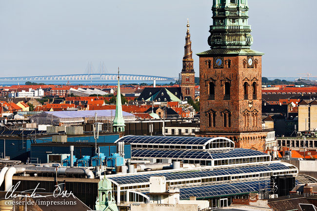 Blick auf die Öresundbrücke, die Vor Frelsers Kirke und die Nikolaikirche in Kopenhagen, Dänemark.