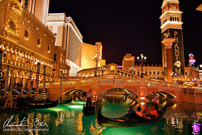 Singende Gondolieri vor dem Venetian Resort Hotel Casino in Las Vegas, USA.