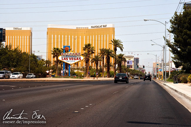 Das Mandalay Bay Hotel kurz nach dem Beginn des Las Vegas Strip in Las Vegas, USA.