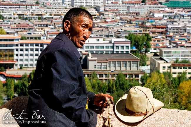 Ein Einheimischer vor der Stadt in Lhasa, Tibet.