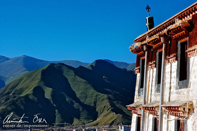 Ein Teil des Potala-Palastes und die umliegenden Berge in Lhasa, Tibet.