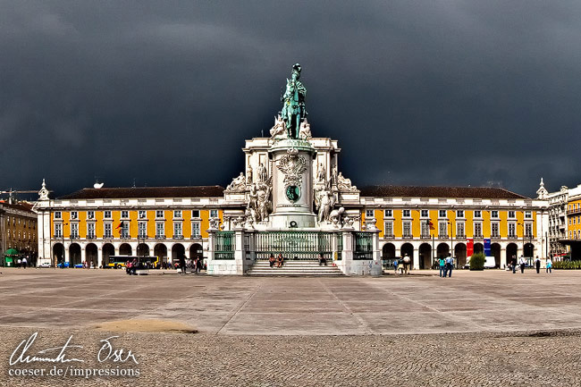 Ein Gewitter kommt hinter der Reiterstatue von König Jose I. am Praca do Comercio auf in Lissabon, Portugal.