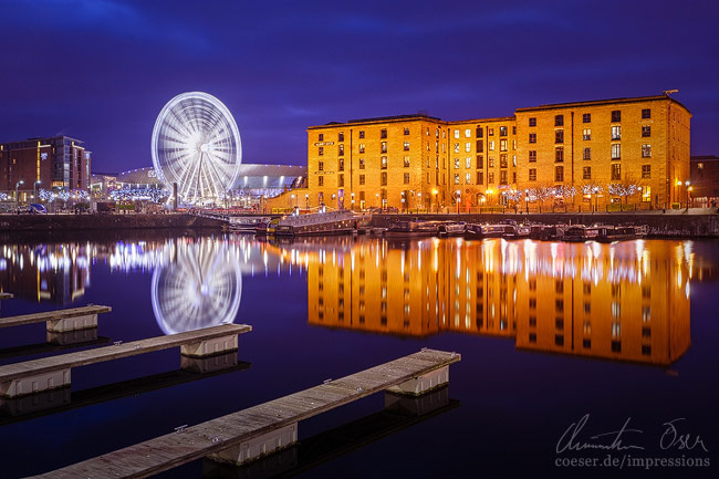 Spiegelung des Riesenrads Echo Wheel und des historischen Hafenviertels Albert Dock in Liverpool, UK.