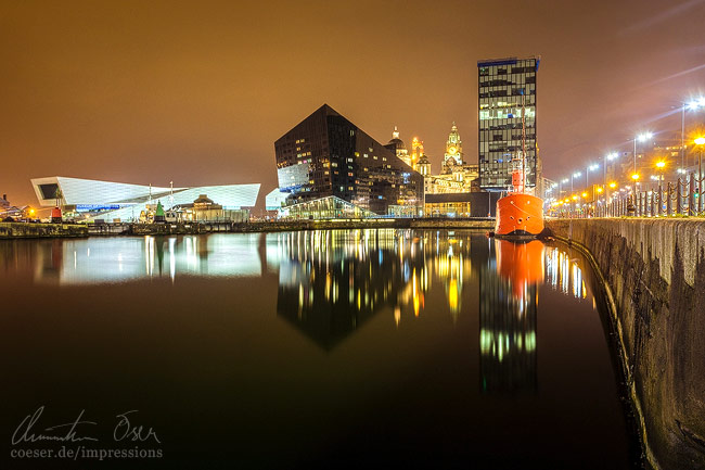 Spiegelung des Museum of Liverpool (l.) und der Open Eye Gallery (M.) in Liverpool, UK.