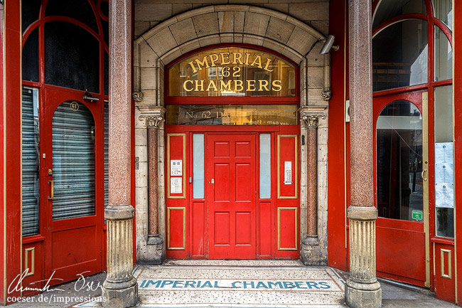 Eingang ins viktorianische Wohnhaus Imperial Chambers in der Dale Street in Liverpool, UK.