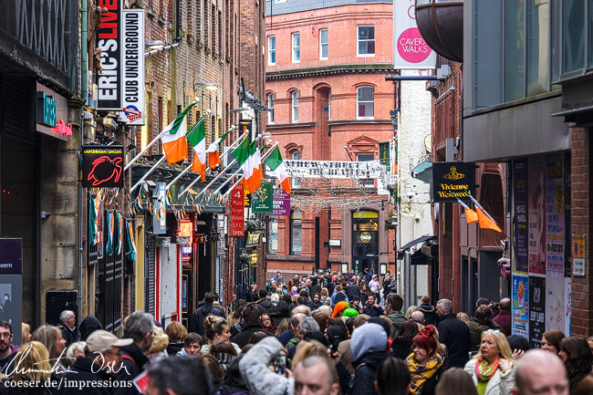 Menschenmassen auf der Mathew Street im Herzen Liverpools in Liverpool, UK.