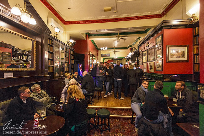 Innenansicht des Pubs The Beehive in der Paradise Street in Liverpool, UK.