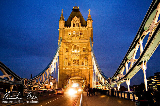 Die Tower Bridge während der blauen Stunde in London, Großbritannien.