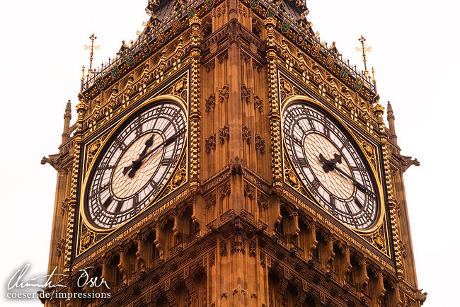 Großaufnahme des Big-Ben-Uhrturms in London, Großbritannien.
