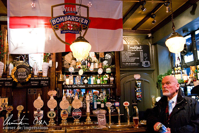 Innenraum eines typisch Londoner Pubs, Großbritannien.