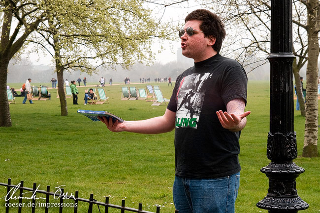 Ein Mann philosophiert im Speaker's Corner im Hyde Park in London, Großbritannien.