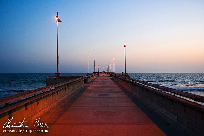 Venice Pier zum Sonnenuntergang in Los Angeles, USA.