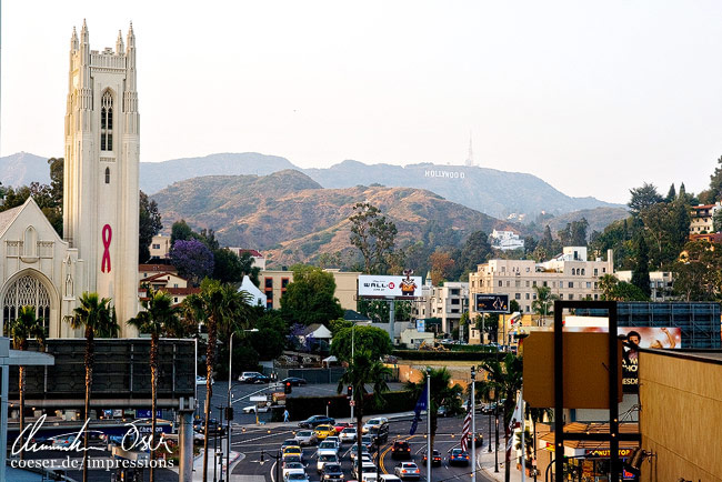 Die Hollywood-United-Methodist-Kirche and das berühmte Hollywood-Schild in Los Angeles, USA.