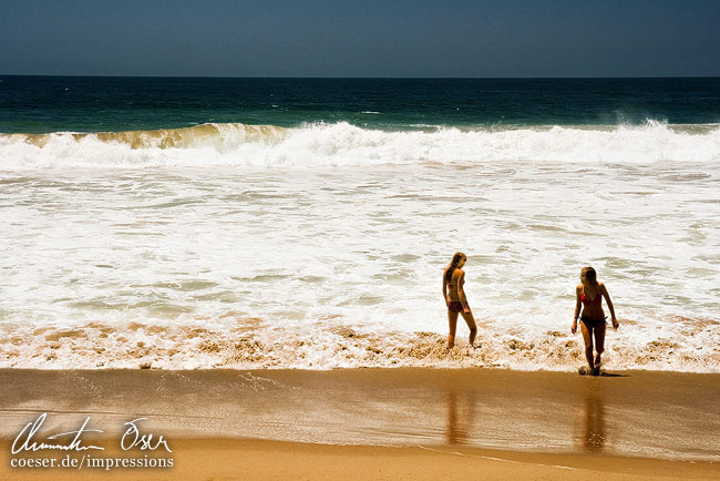 Zwei Mädchen nehmen im Meer von Malibu Beach ein Bad in Los Angeles, USA.