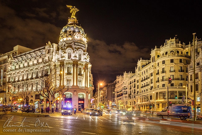 Das beleuchtete Metropolis-Haus (Edificio Metrópolis) auf der Gran Vía in Madrid, Spanien.