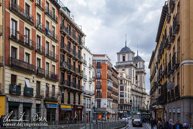 Typische Gebäude in Madrid und die Stiftskirche San Isidro (Iglesia de San Isidro) in Madrid, Spanien.