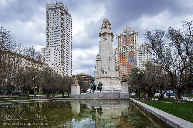 Die Hochhäuser Torre de Madrid (links), Edificio España (rechts) und das Cervantes-Monument (Mitte) auf dem Plaza de España in Madrid, Spanien.