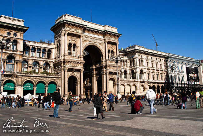 Triumphbogen der Galleria Vittorio Emanuele II am Piazza del Duomo in Mailand, Italien.